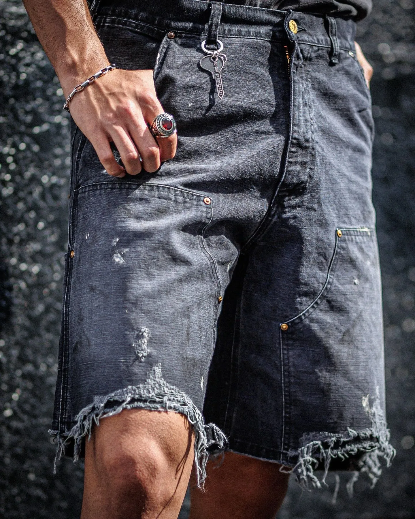 SAINT Mxxxxxx DOUBLE KNEE SHORTS/BLK Knee patches splashed with ink, washed and damaged denim shorts. Washed black S-XL. Custom woven and dyed denim denim with clear texture. Rewashed and faded to create local mottled fading/hole effects. Artificial distressing to simulate natural traces of wear. Original consistent damage treatment. Hand splashed ink and paint. Original consistent wash mark/pocket mark. Double knee patch. Rivet reinforcement. Improve functionality and enhance design.